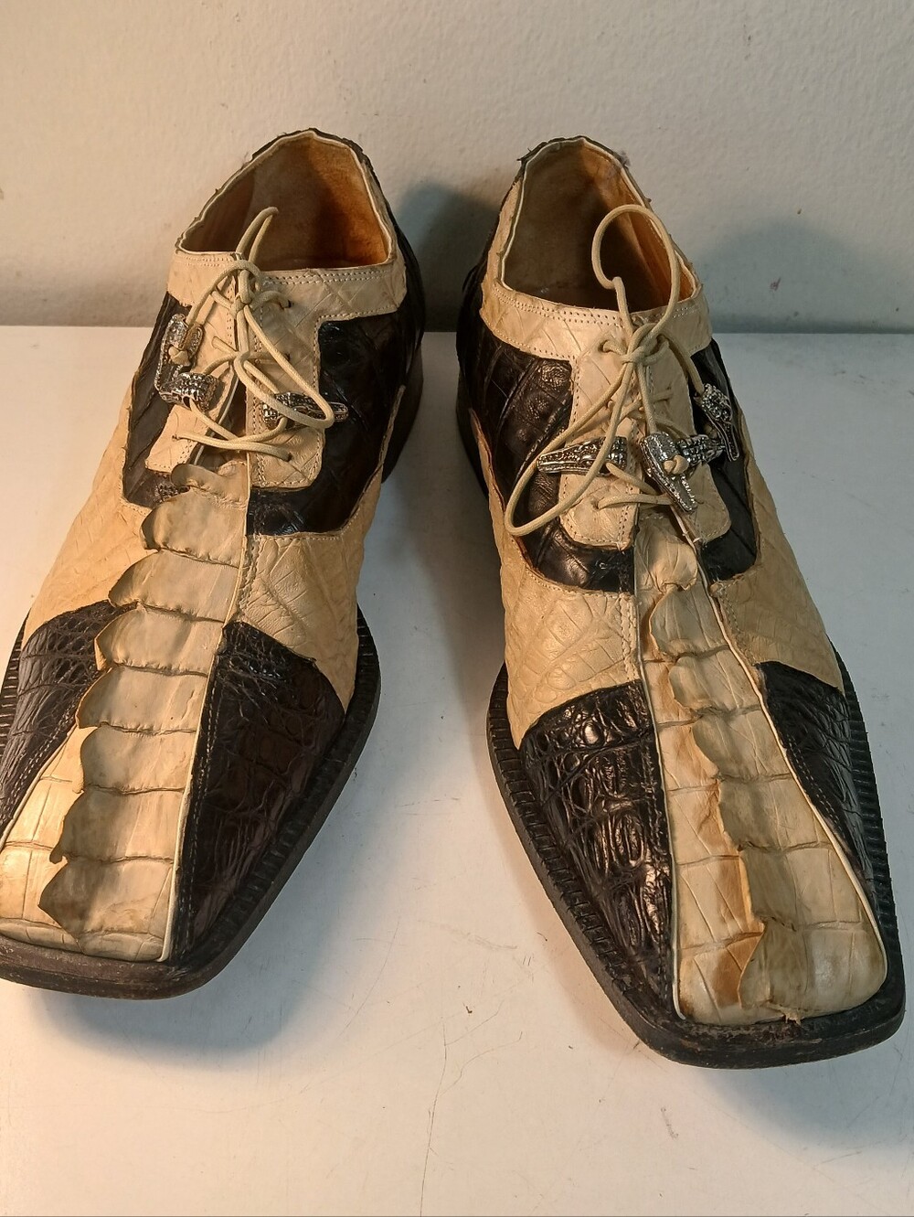 Mauri Two-Tone Cream and Dark Brown Croc-Texture Lace-Up Oxfords